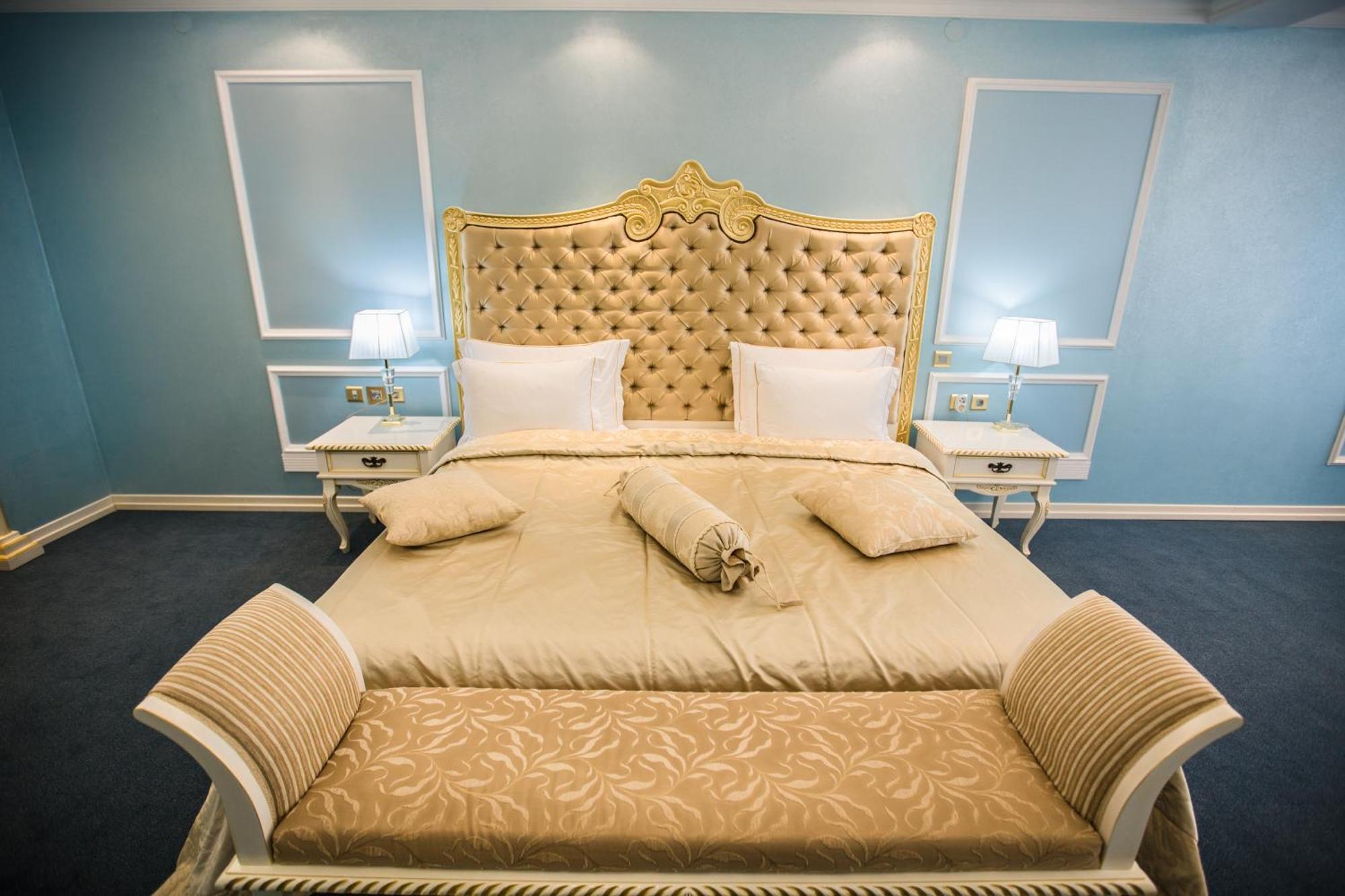 Caspian Riviera Grand Palace Hotel Aktau  Exterior photo A bedroom in the hotel