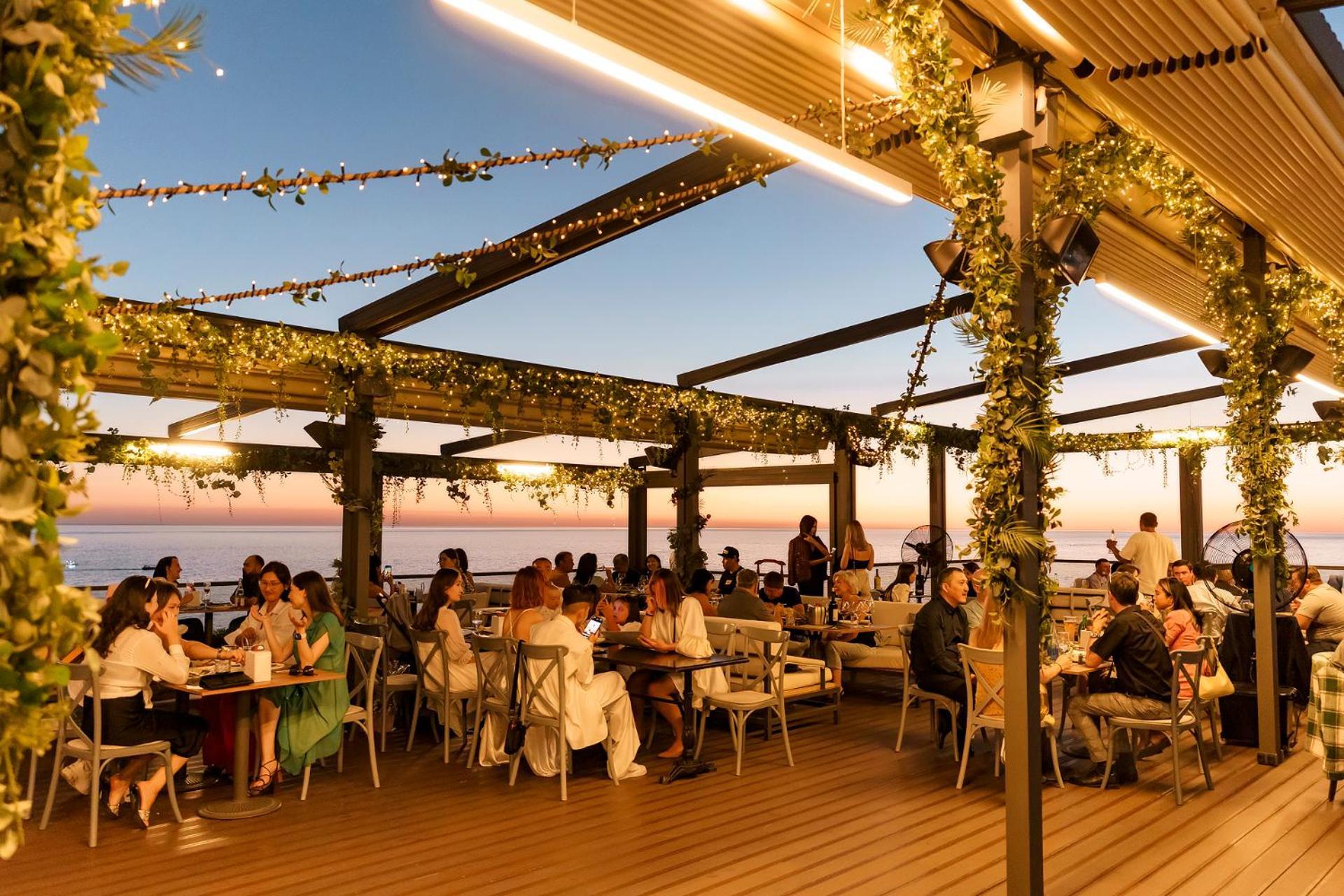 Caspian Riviera Grand Palace Hotel Aktau  Exterior photo The Sky Bar