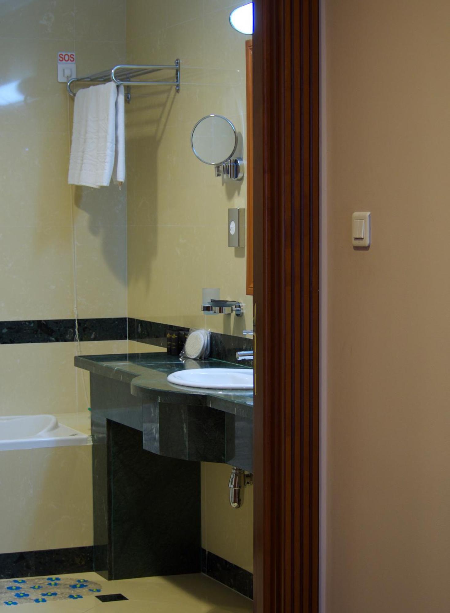 Caspian Riviera Grand Palace Hotel Aktau  Exterior photo A bathroom in a hotel