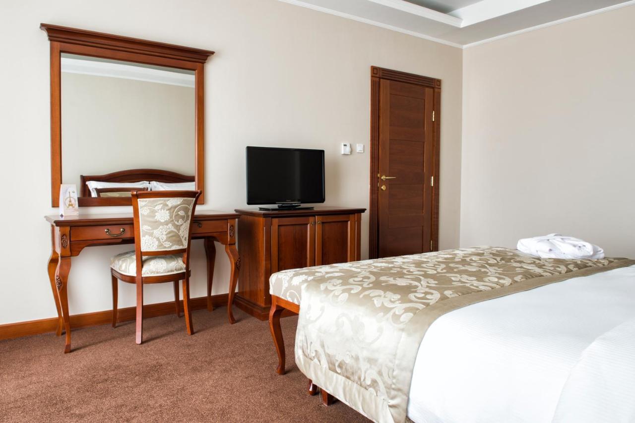Caspian Riviera Grand Palace Hotel Aktau  Exterior photo A room at the hotel